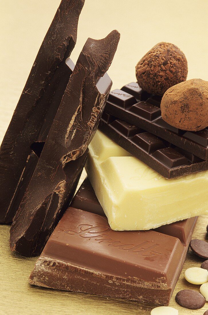 Schokoladenstücke und Trüffelpralinen