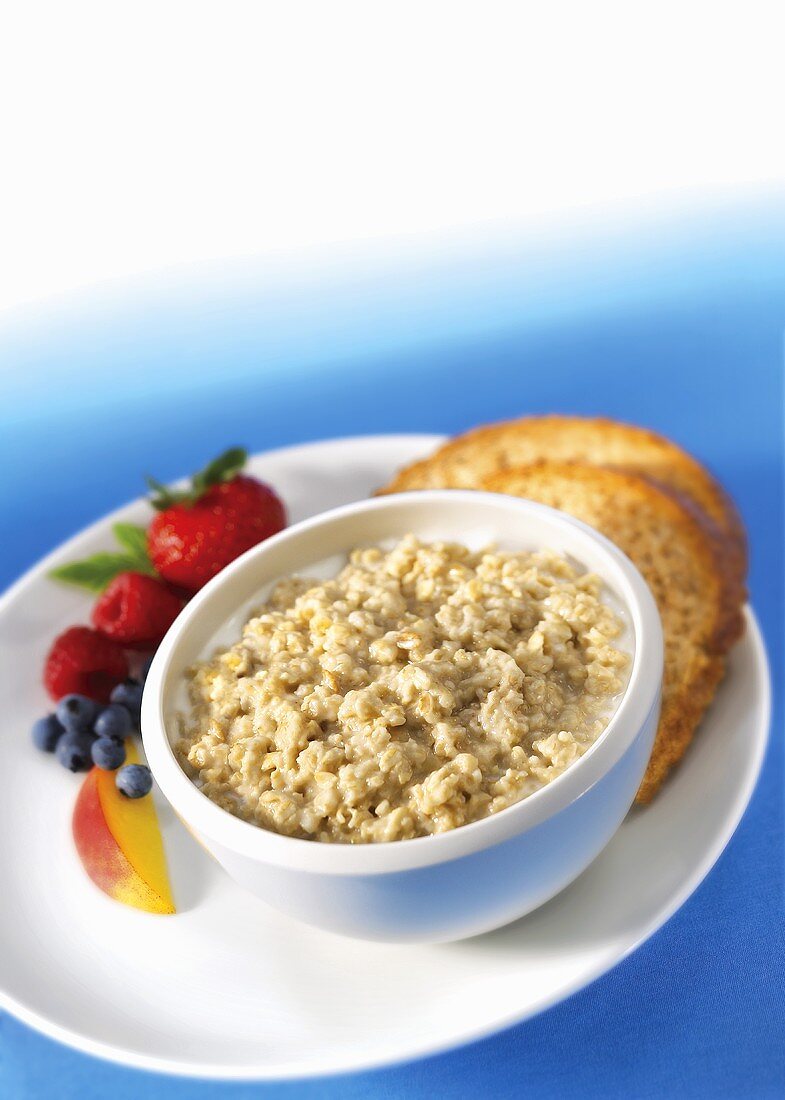 A bowl of porridge with berries