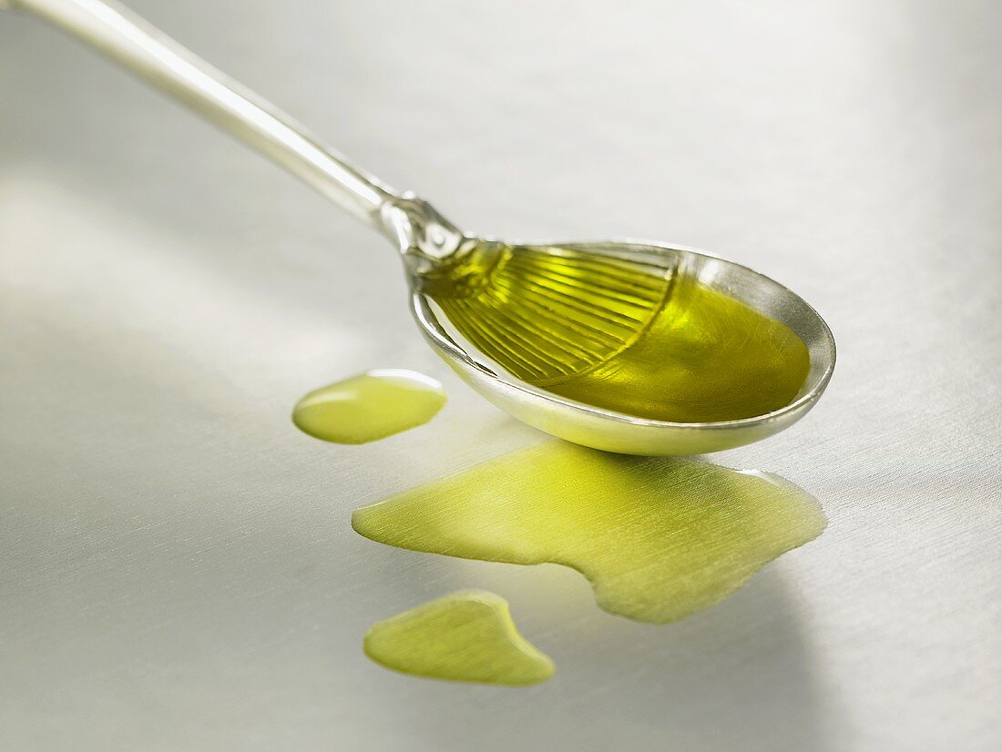 Ein Silberlöffel mit Olivenöl