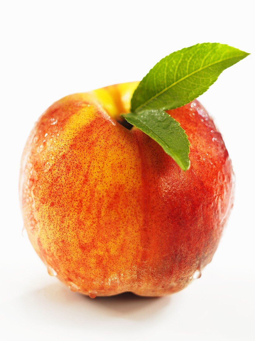 Ein Pfirsich mit Blatt
