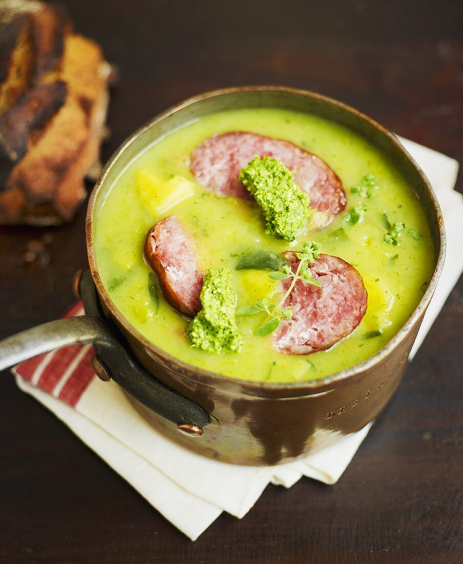 Kartoffel-Lauch-Suppe mit Wurst und Majoranpesto