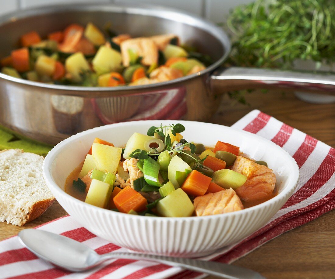 Gemüsesuppe mit Lachs