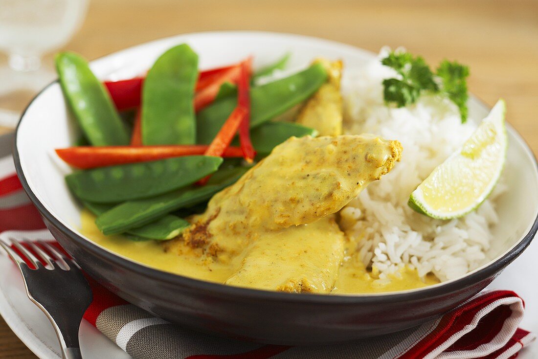Chicken curry with mangetout and rice