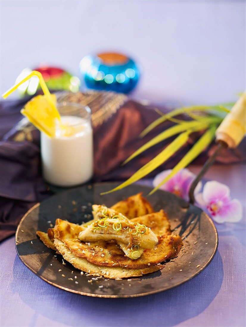 Gebackene Banane mit Pfannkuchen und Ananas-Kokos-Shake