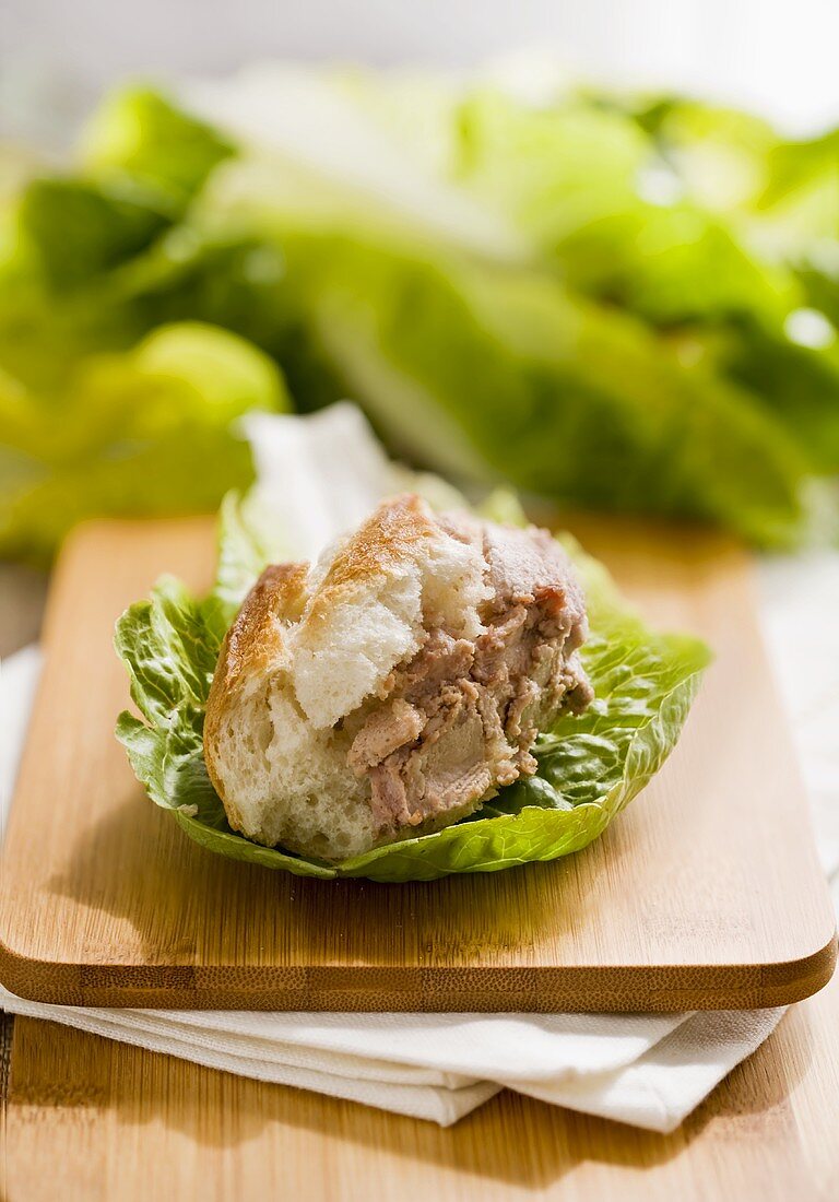 Baguette mit Leberpastete auf Salatblatt