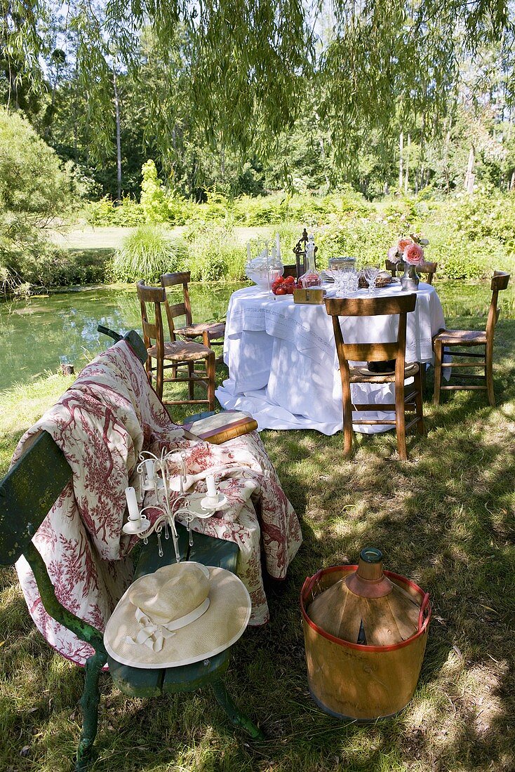 Gedeckter Tisch im romantischen Garten