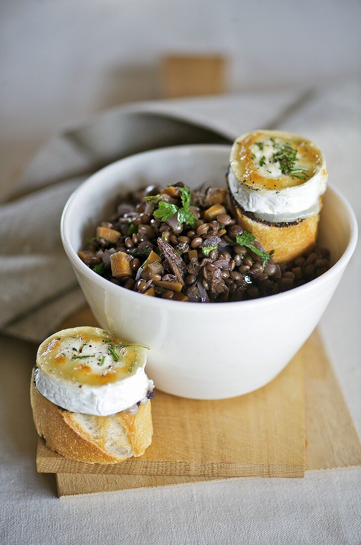 Red wine lentils with baked goat's cheese