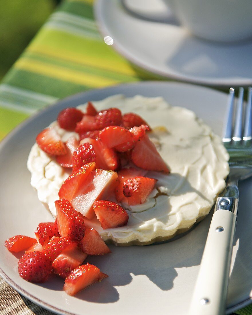 Ginger and honey cheesecake with fresh strawberries