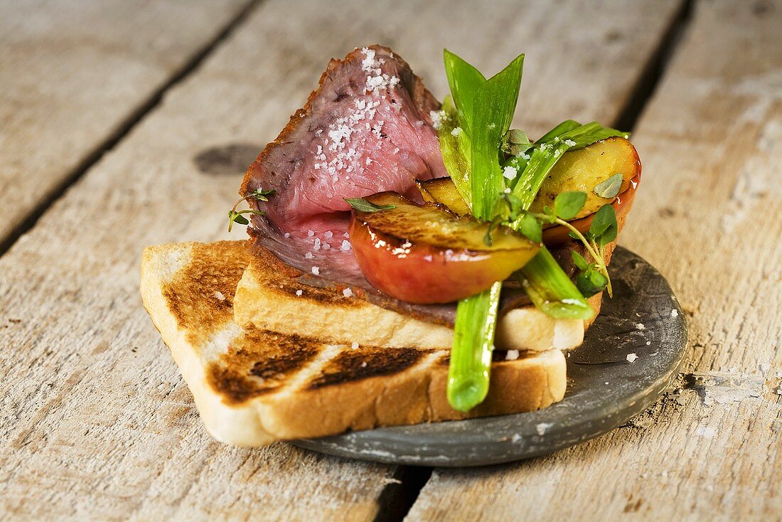 Roast beef with caramelised apples on toast