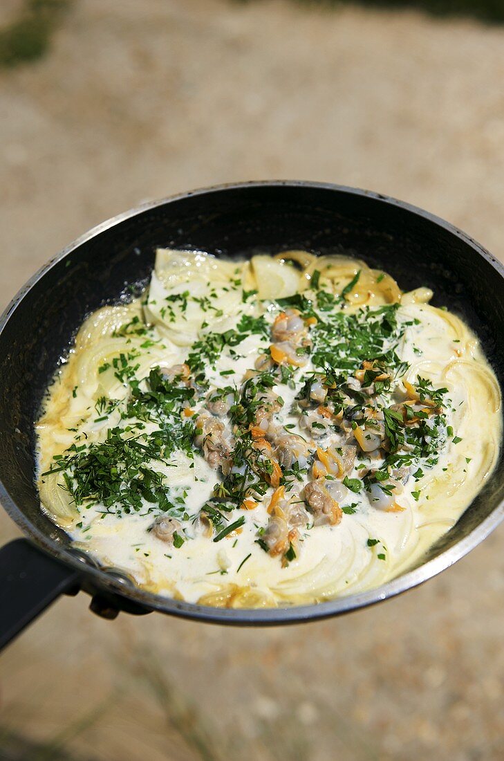 Herzmuscheln in Sahnesauce zubereiten