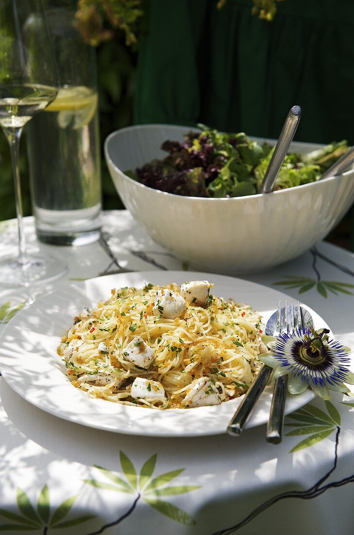 Spaghettini mit Heilbutt, Semmelbröseln und Petersilie