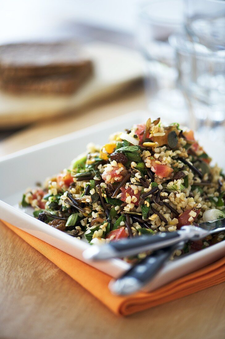 Bulgursalat mit Körnern und Kräutern