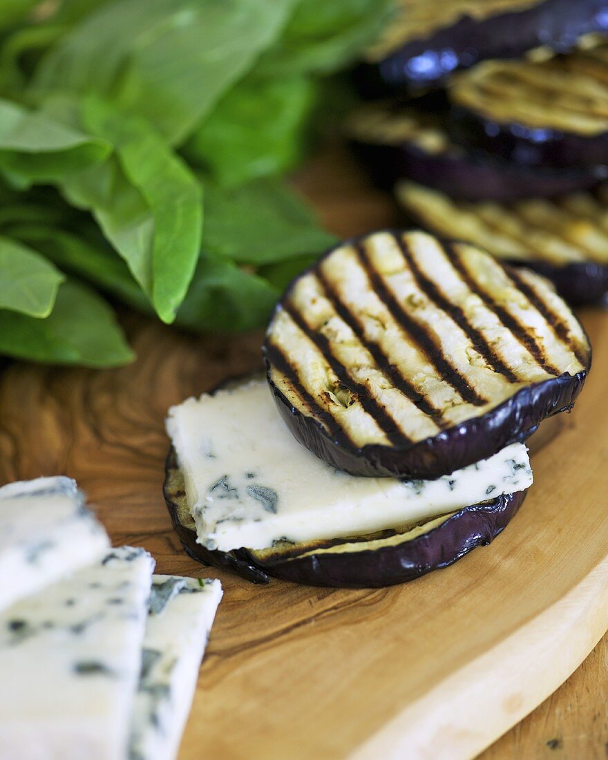 Gegrillte Auberginenscheiben mit Dolcelatte-Käse (Gorgonzola)