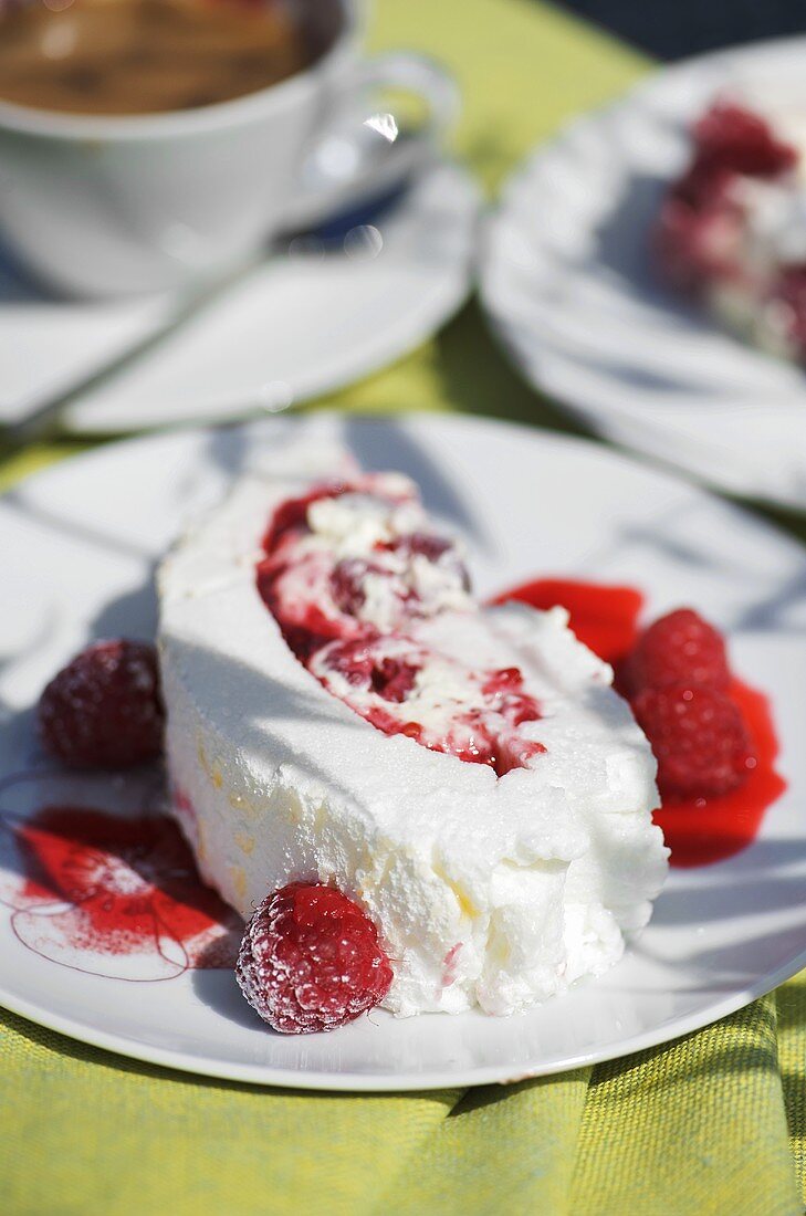 Himbeer-Pavlova-Roulade