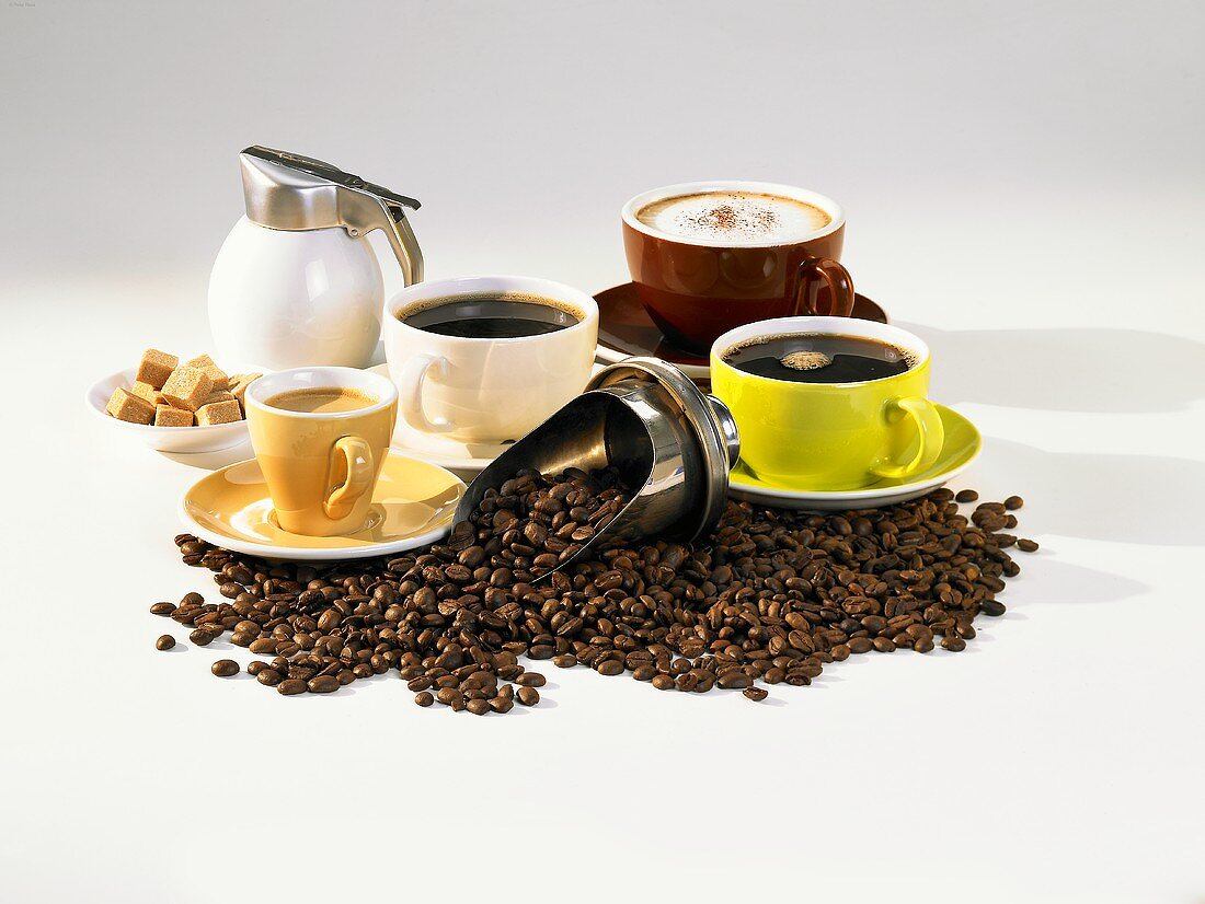 Kaffeestilleben mit Kaffeebohnen und Kaffeegetränken