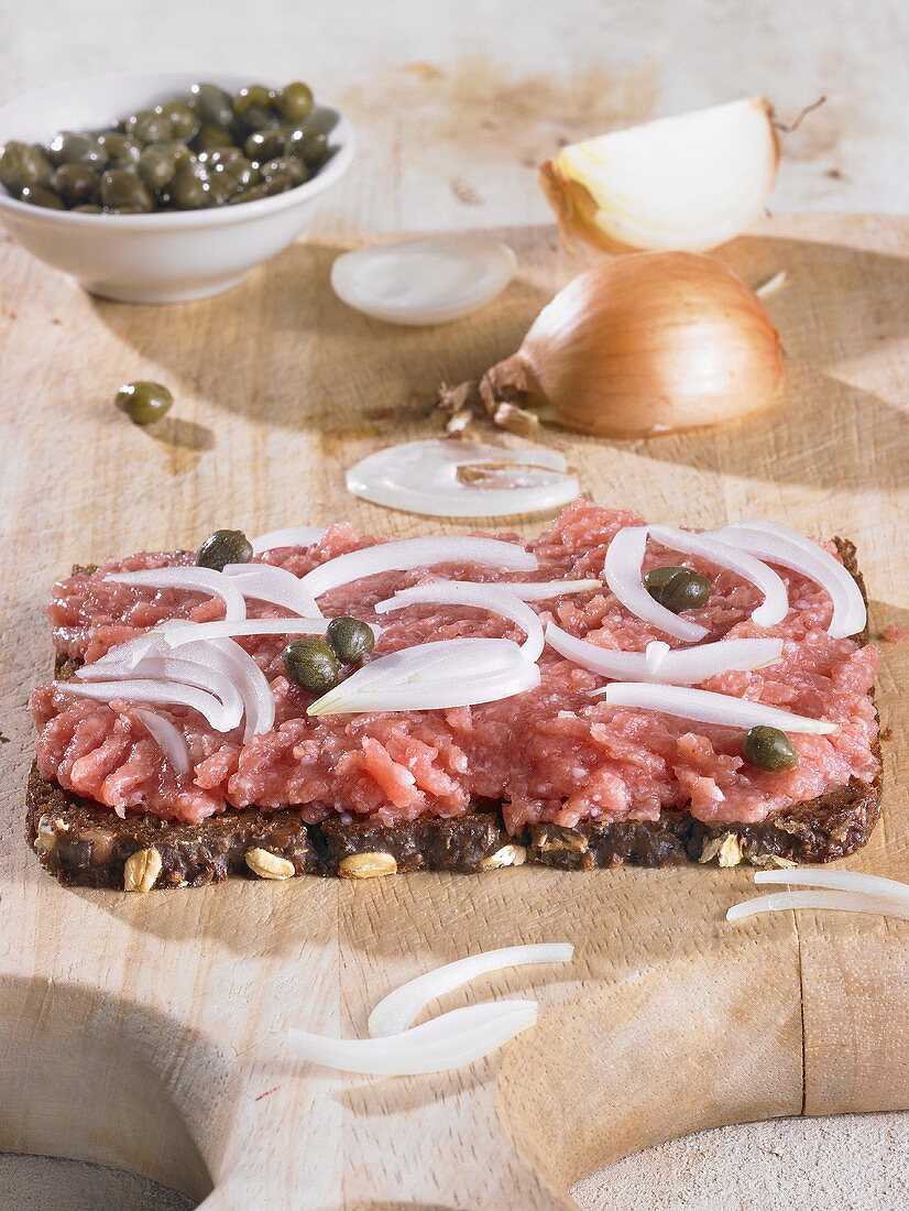 Minced pork, onions and capers on wholegrain bread