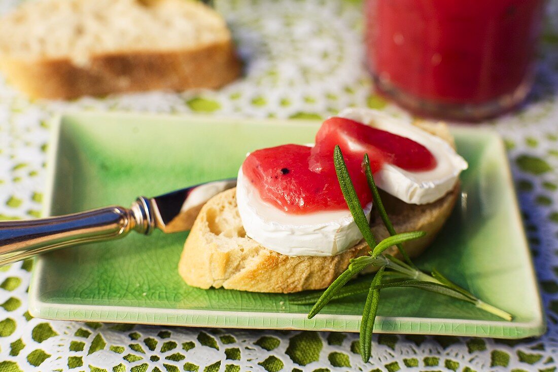 Belegtes Brot mit Käse und Rhabarbermarmelade