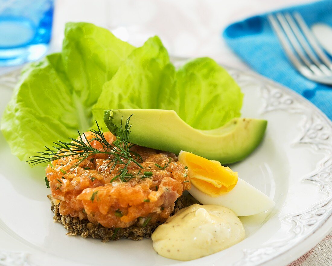 Salmon tartare with dill