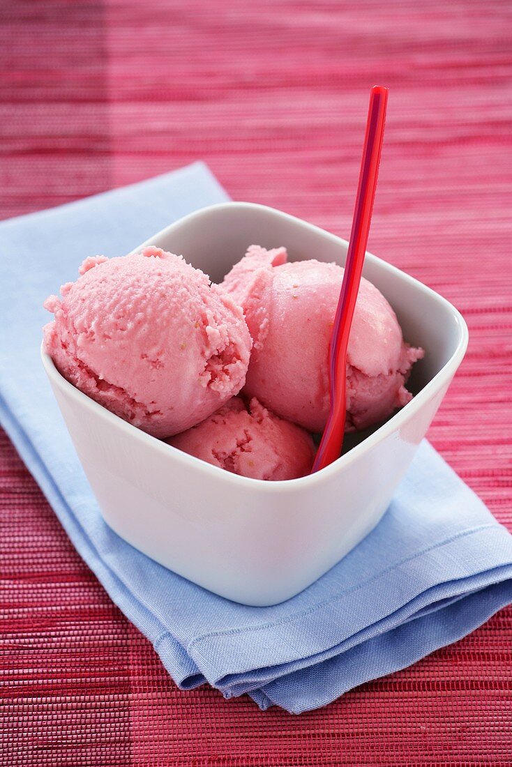 Strawberry yoghurt ice cream in a dish