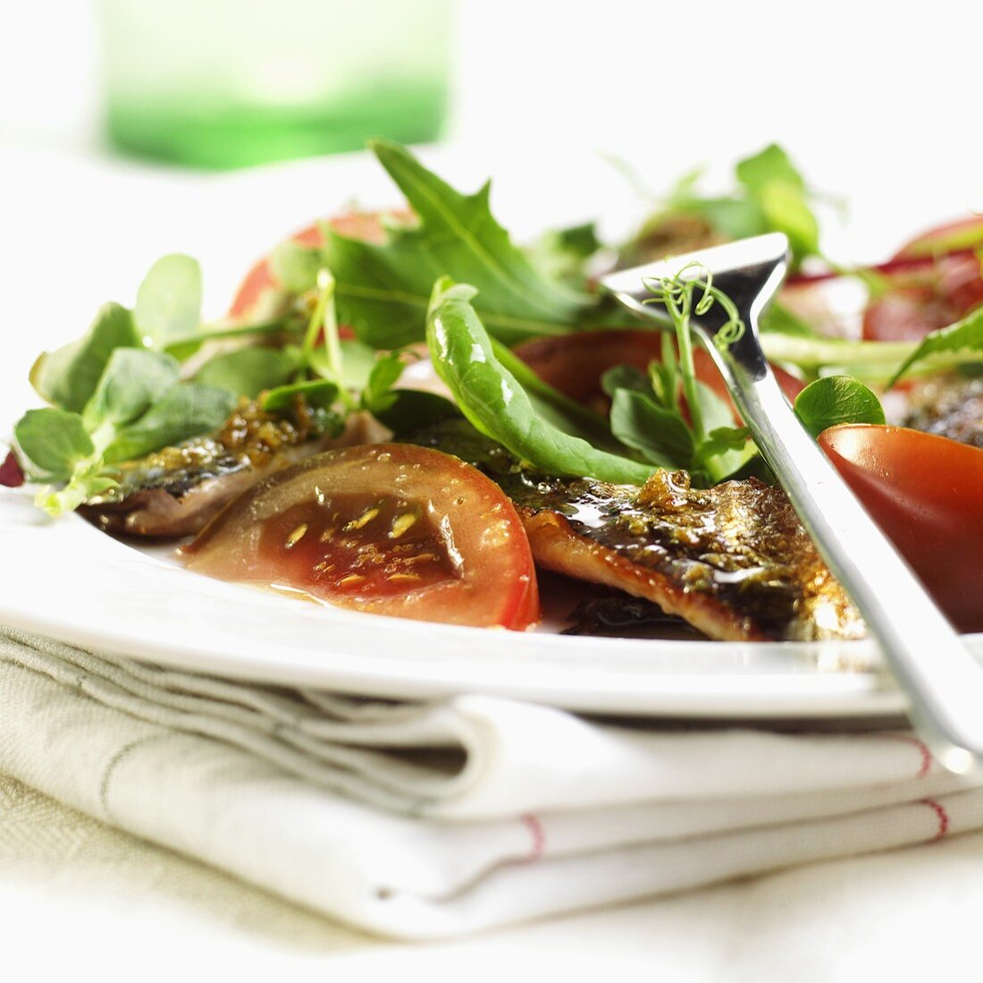 Salad leaves with anchovies, tomatoes and vinaigrette