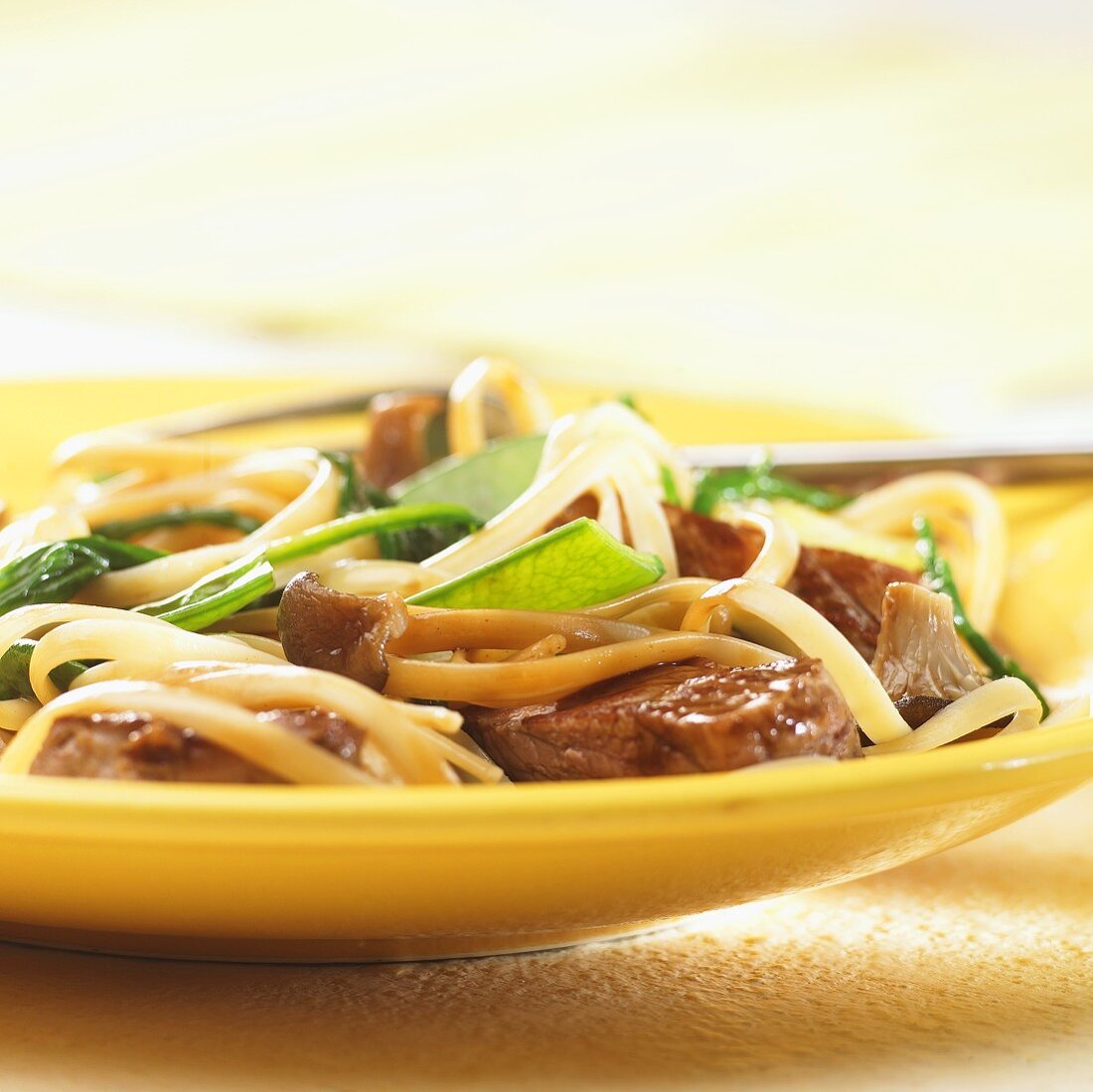 Stir-fried meat, mushrooms and mangetout with noodles