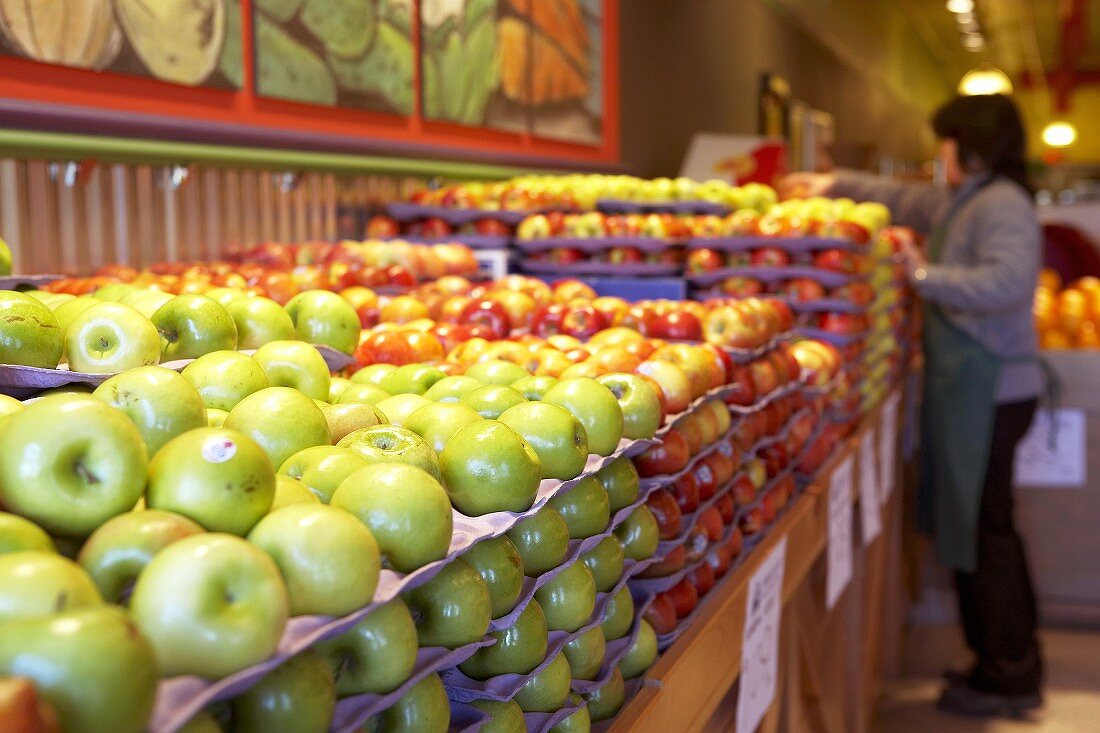 Verschiedene Apfelsorten im Supermarkt