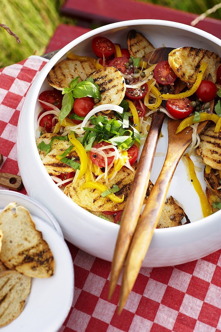 Panzanella alla griglia (Brotsalat mit Gemüse, Italien)