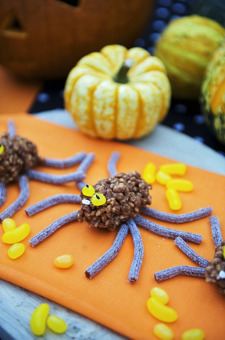 Spinnen aus Puffreis und Lakritze für Halloween