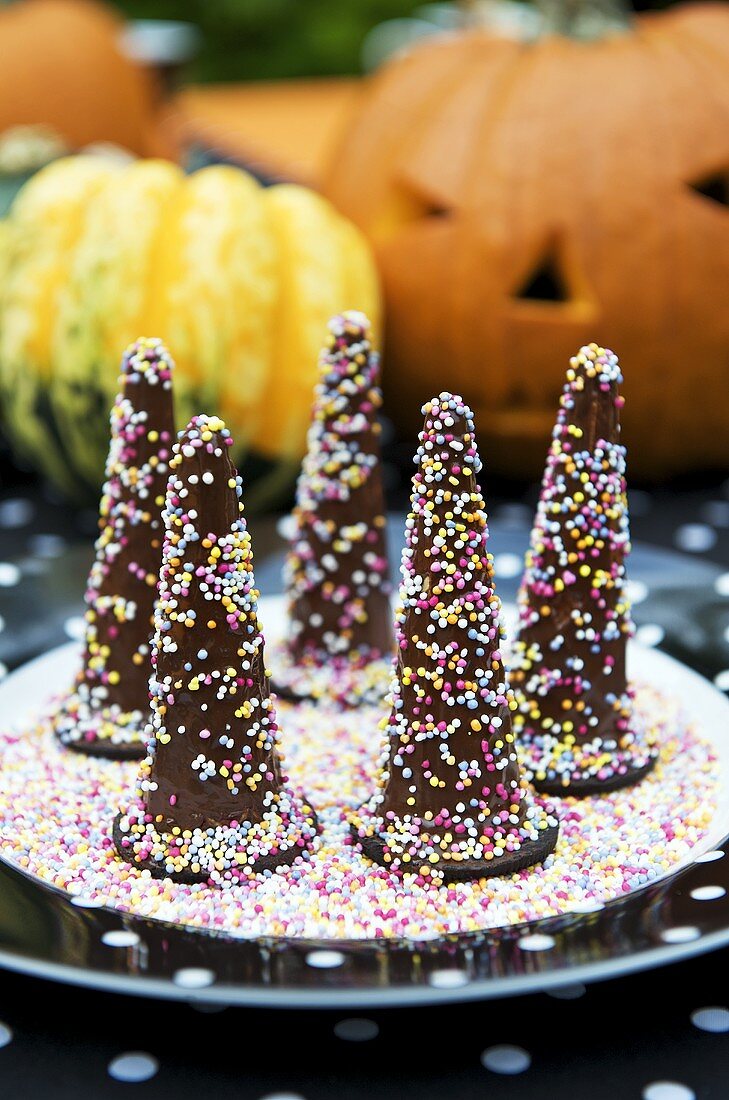 Hexenhüte (Schokoladengebäck mit Zuckerperlen) für Halloween