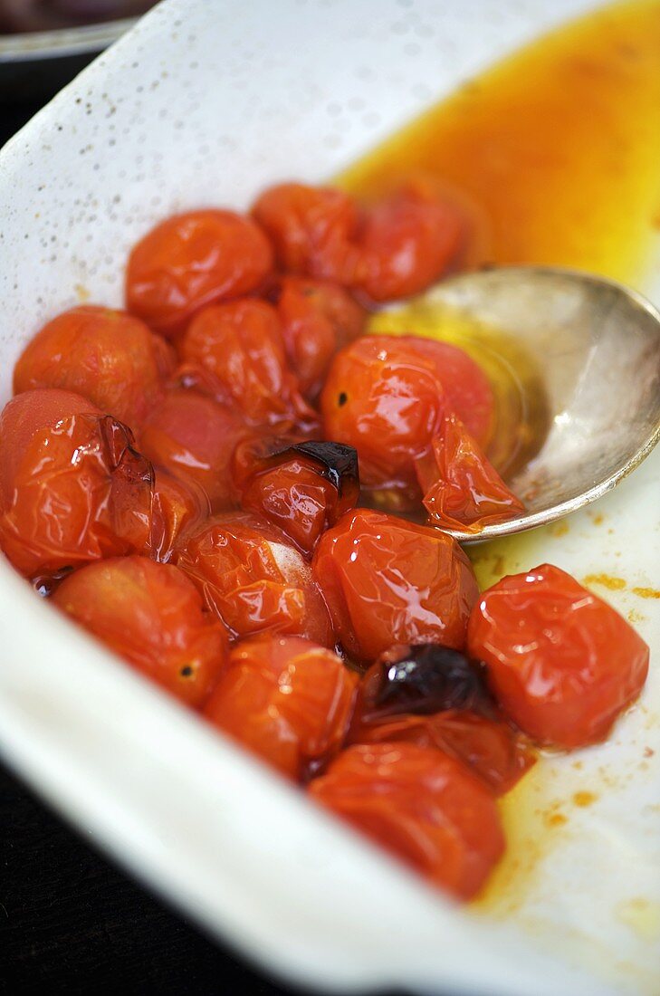 Gebratene Kirschtomaten mit Oliven (Nahaufnahme)