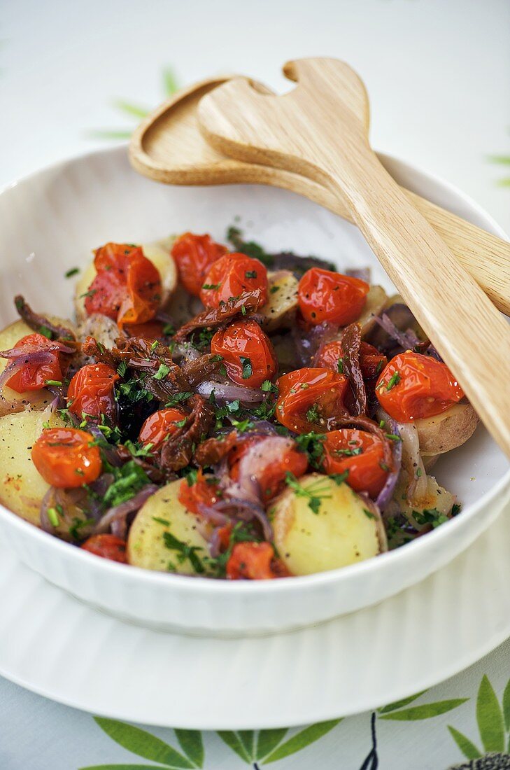 Warmer Kartoffelsalat mit Kirschtomaten, Zwiebeln und getrockneten Tomaten (Australien)