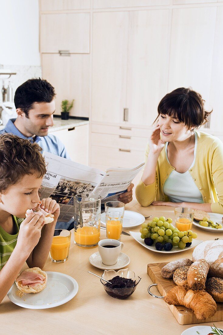 Junge Familie mit Sohn beim Frühstück
