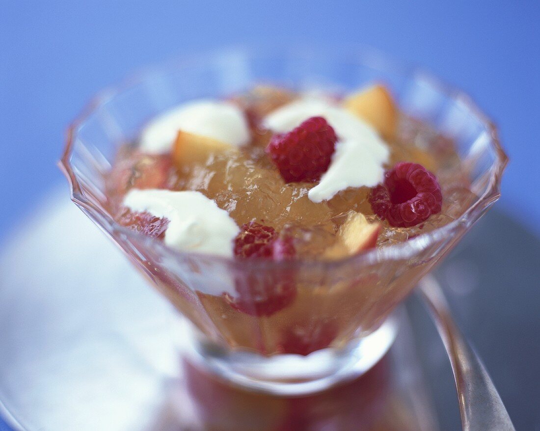Wine jelly with fruit and cream