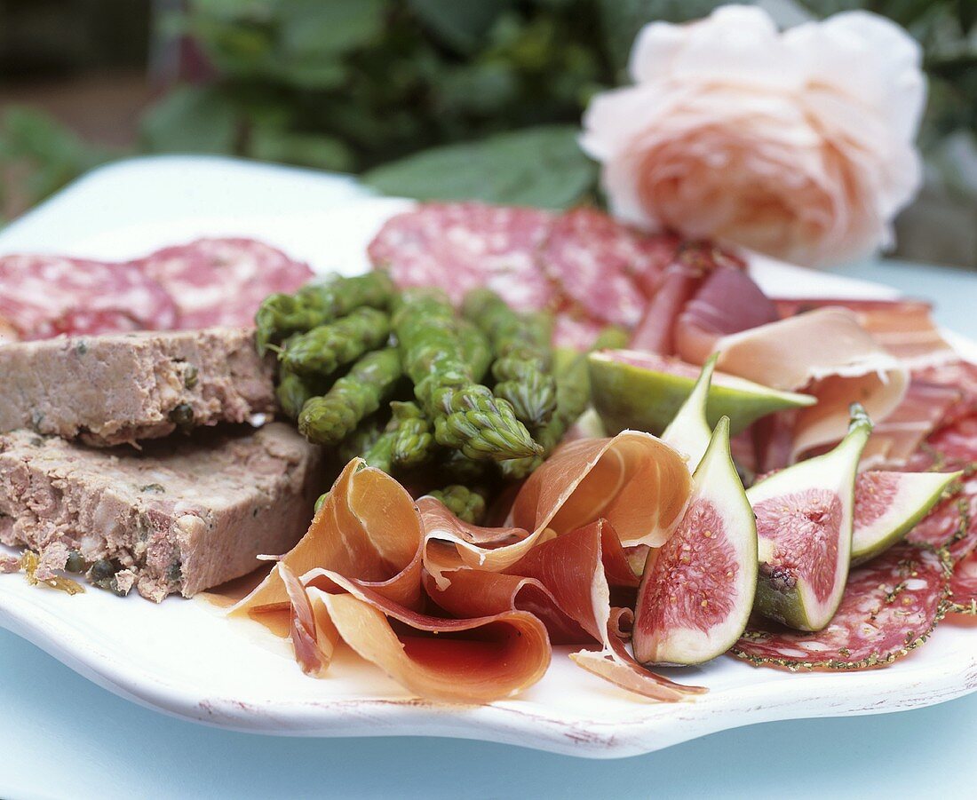 Antipastiteller mit Schinken, Feigen, Spargel und Terrine