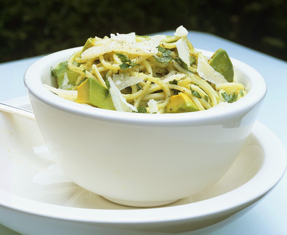 Spaghetti mit gehobeltem Parmesan, Avocado und Basilikum