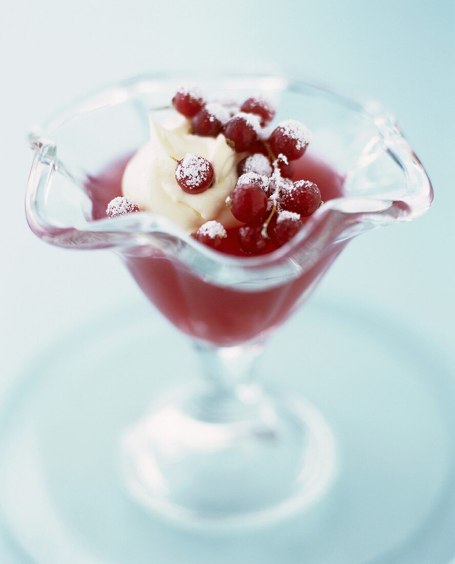 Jelly with redcurrants and cream