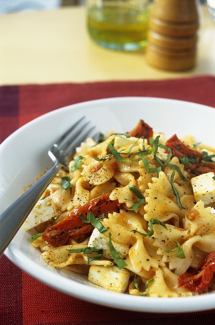 Nudelsalat mit getrockneten Tomaten und Feta