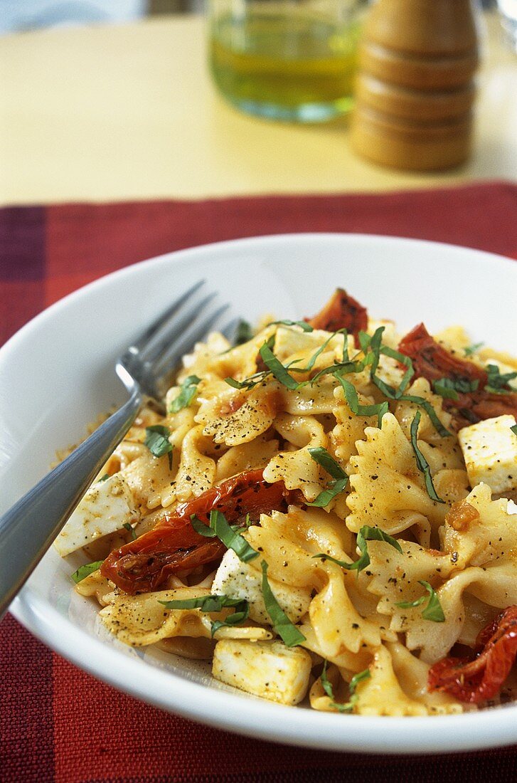 Pasta salad with dried tomatoes and feta