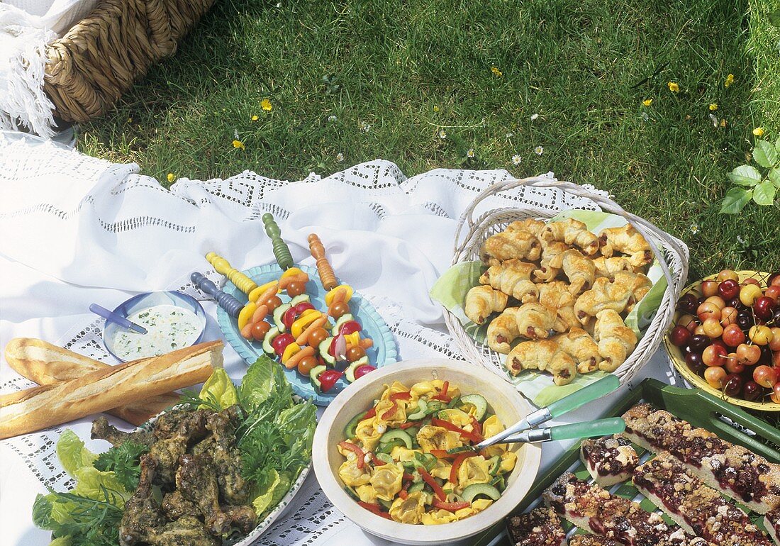 Picknick mit Hähnchen, Gemüse, Nudelsalat, Gebäck & Kuchen