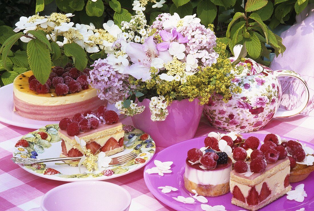 Mehrere Schnitten und Törtchen mit Beeren