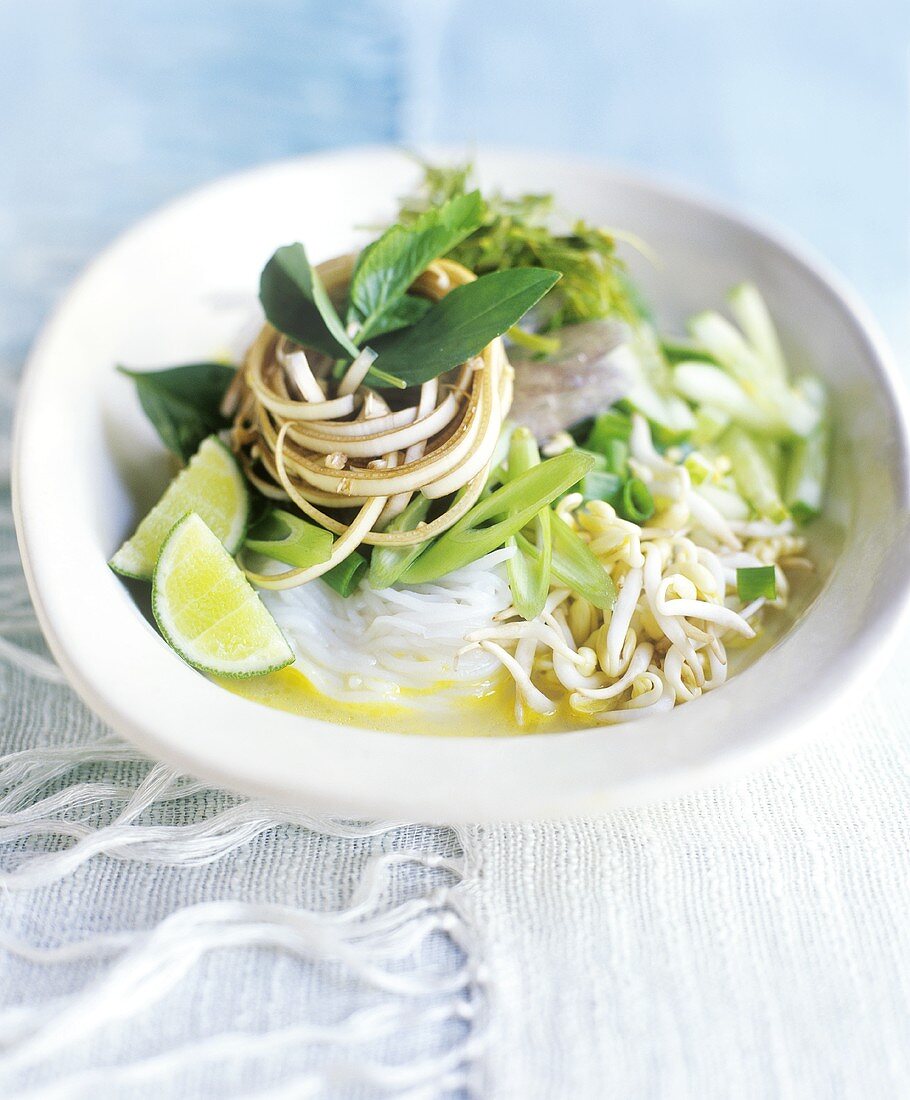 Rice noodles in curry sauce with sprouts and spring onions