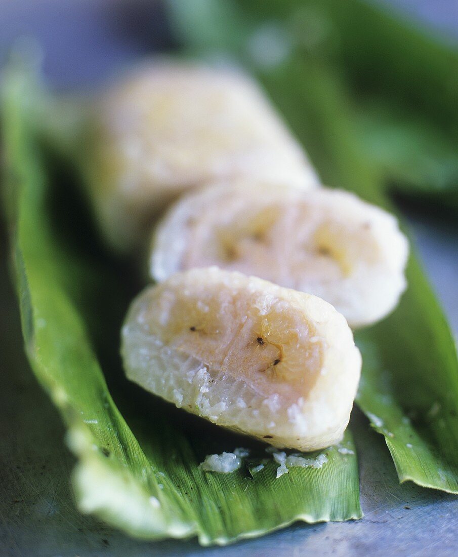 Bananen-Klebreis-Dessert auf Bananenblatt