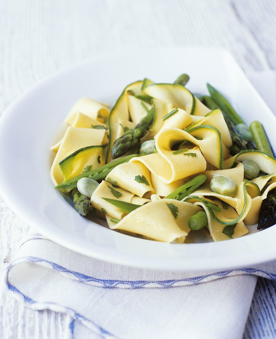 Pappardelle mit grünem Spargel, Zucchini und Bohnen