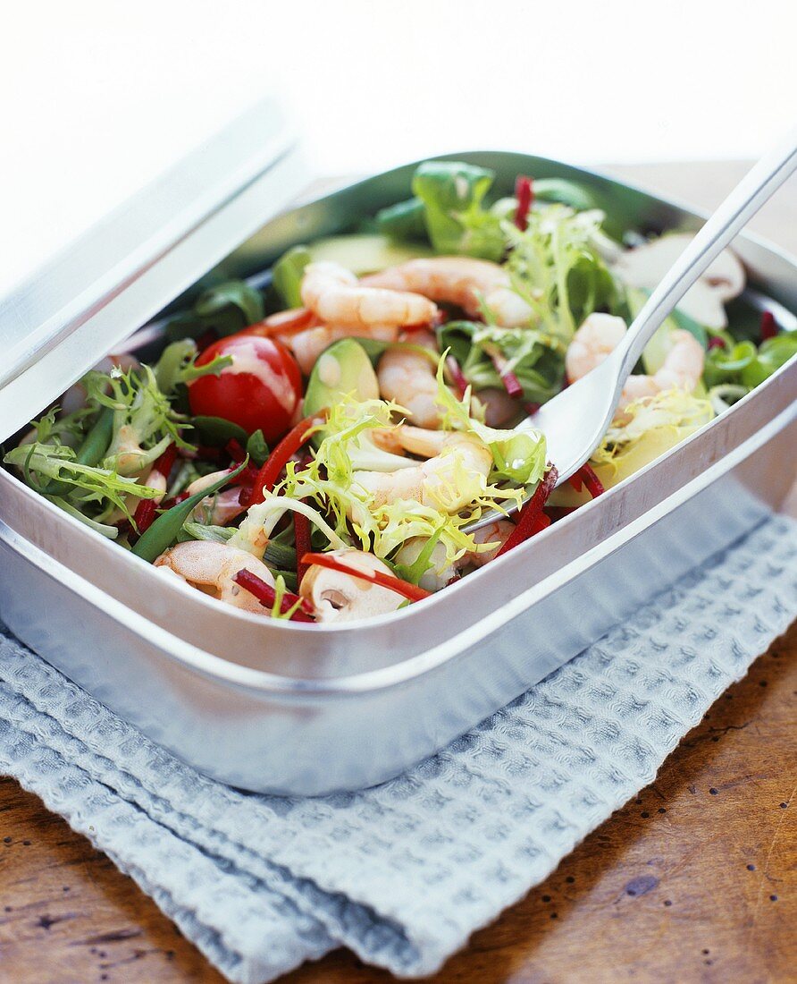 Sommersalat mit Garnelen und Avocado in Lunchbox