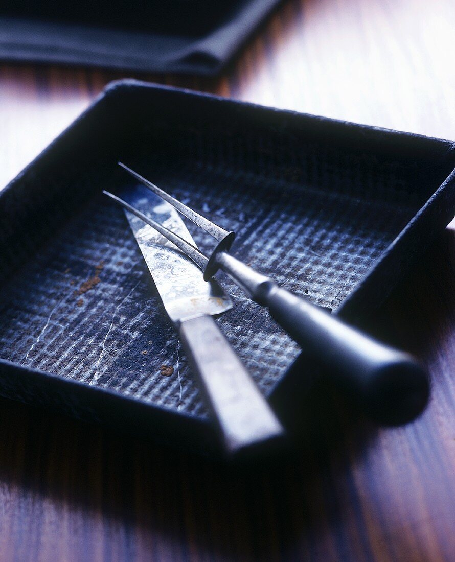 Roasting tin with carving cutlery