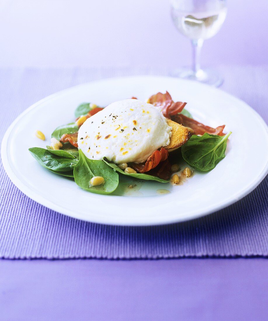 Spinatsalat mit gebratenem Speck und Ziegenkäse