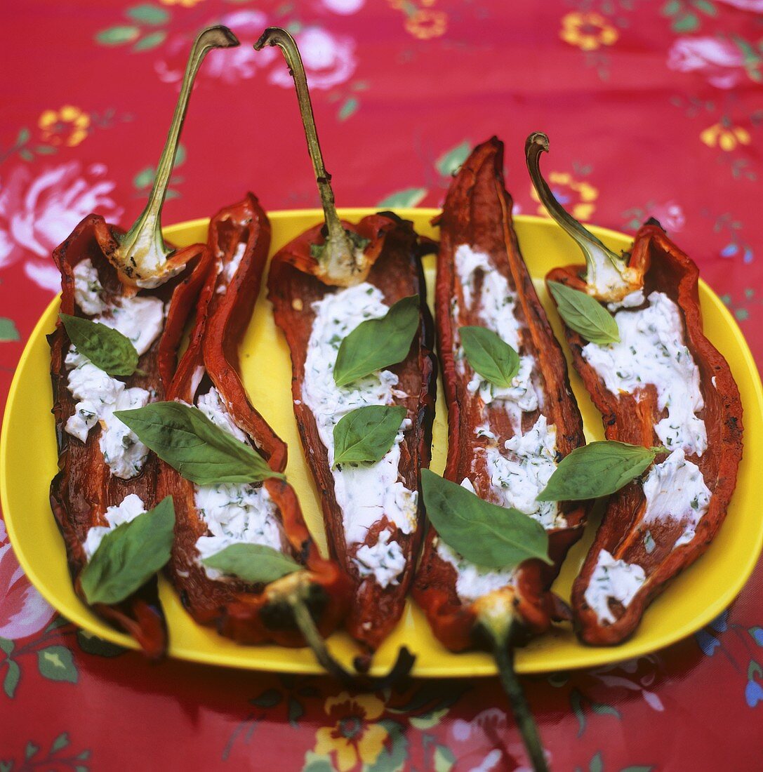 Gegrillte Paprikaschoten mit Kräuterquarkfüllung