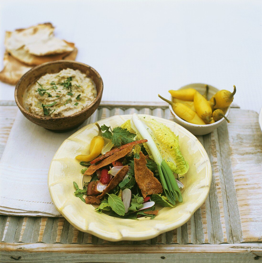 Gemischter Salat, eingelegte Peperoni und Kichererbsendip