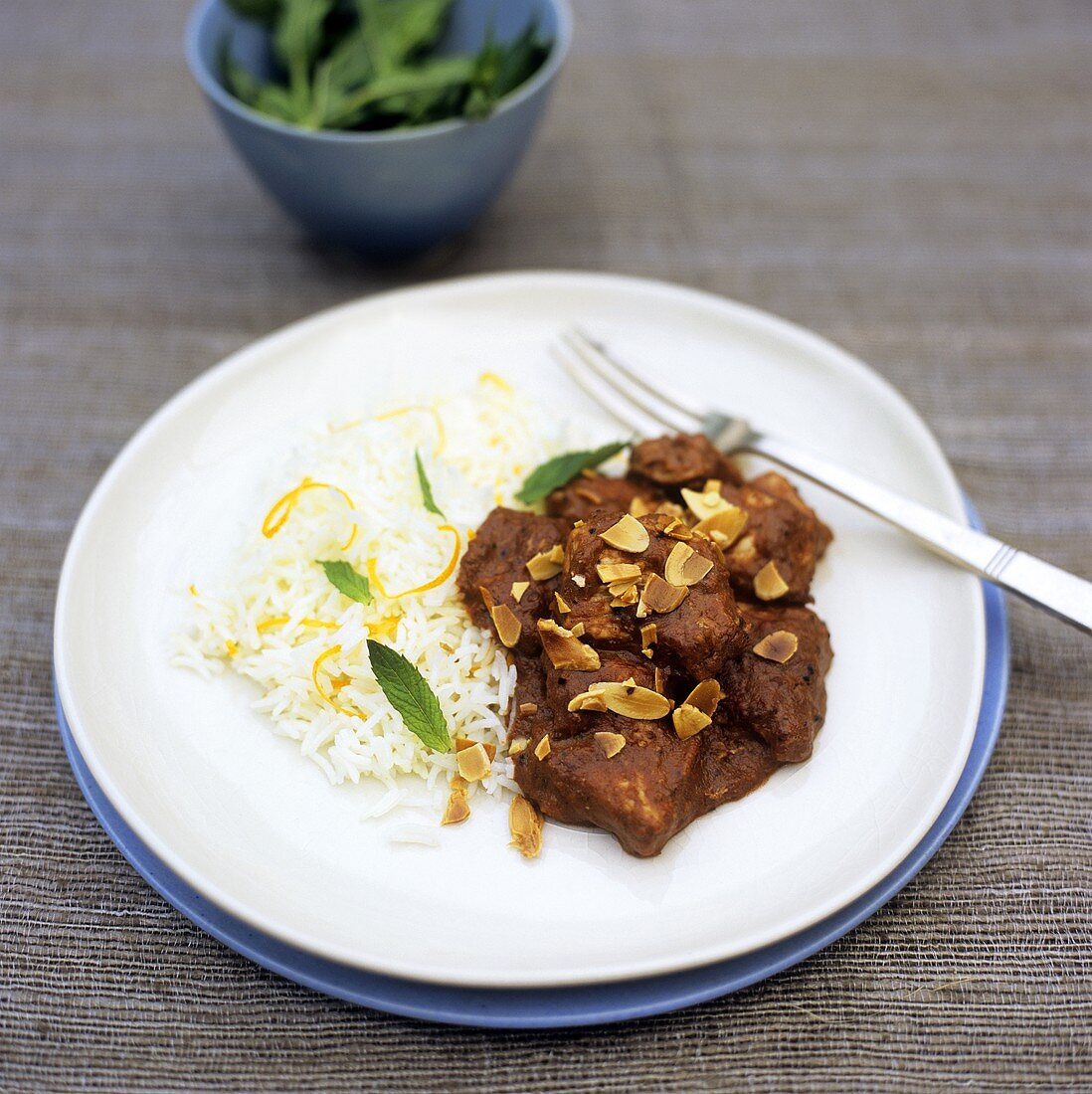 Hähnchenragout mit Erdnussauce und Orangenreis