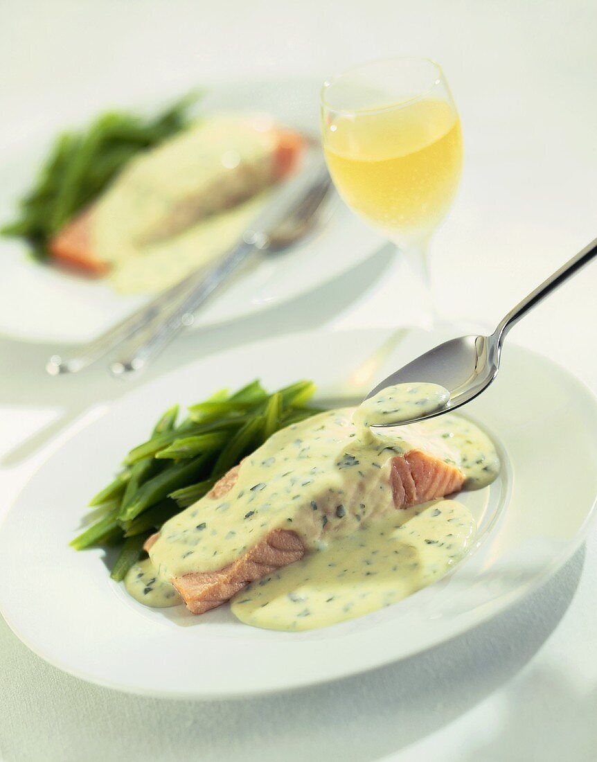 Lachssteak mit Petersiliensauce und grünen Bohnen